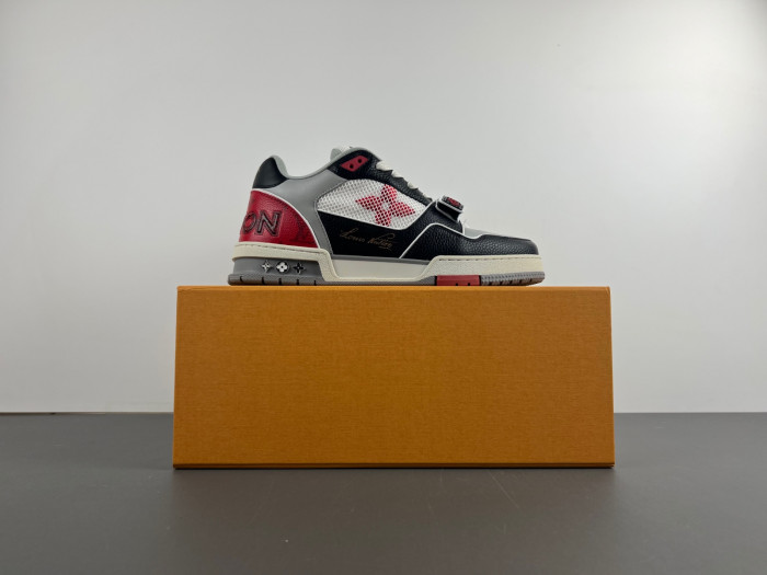 LV TRAINER SNEAKER LV-000555