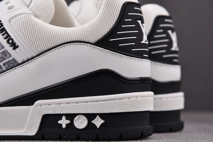 LV TRAINER SNEAKER LV-000596