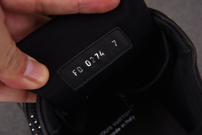 LV TRAINER SNEAKER LV-000568