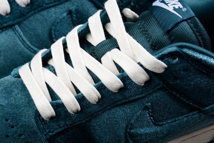 Nike Dunk Low Green Velvet (W) DZ5224-300