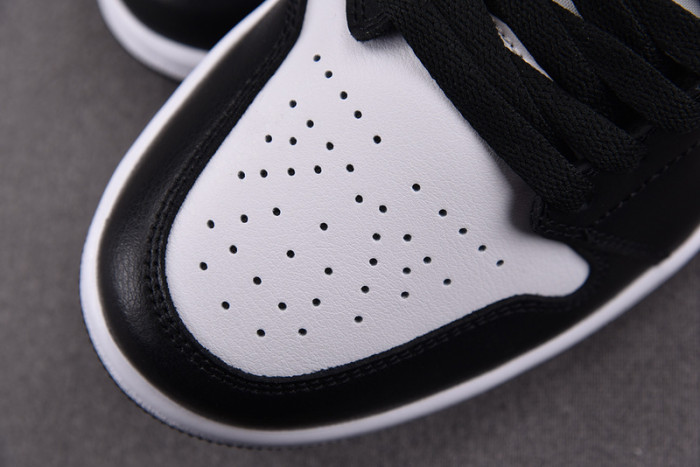 Air Jordan 1 Low “Panda” DC0774-101