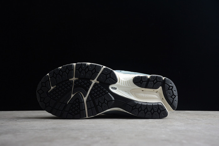 NEW BALANCE SNEAKER 008